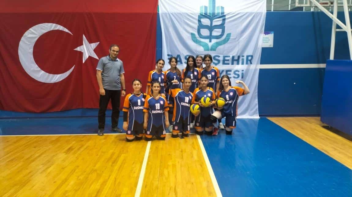 Şamlar Ortaokulu, Başakşehir Gençlik Oyunları'nda Nefes Kesen Voleybol Mücadelesinde Zafer Kazandı!